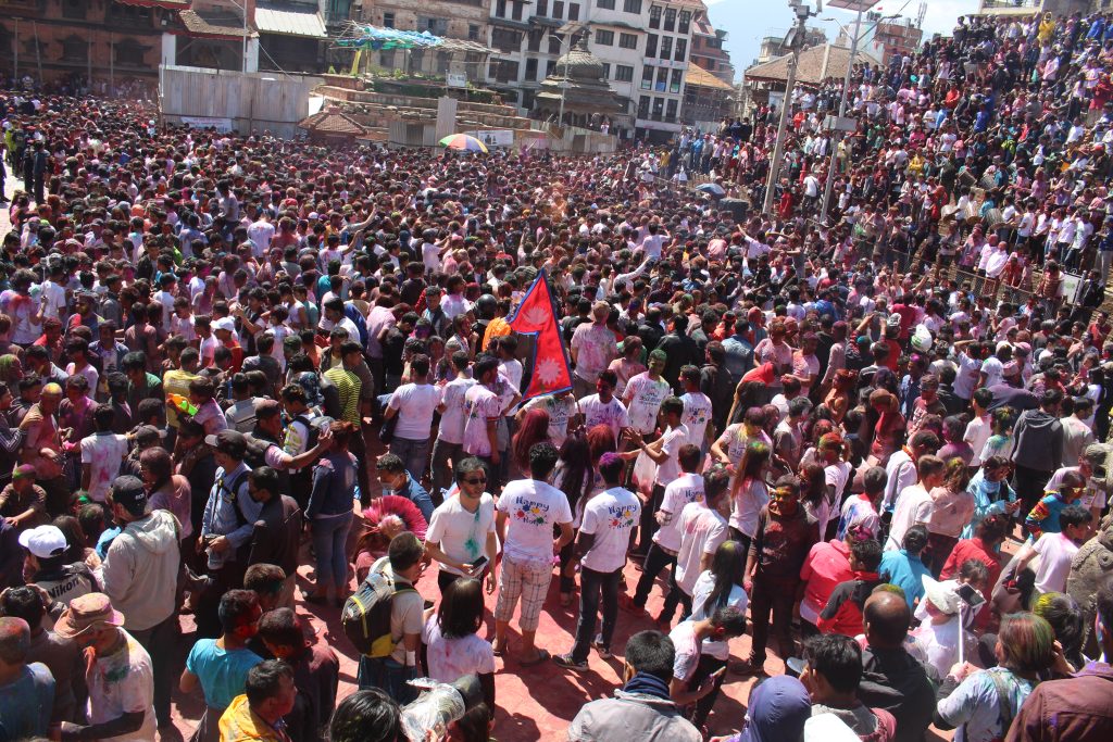 जमघट गरेर होली नखेल्न गृह मन्त्रालयको आग्रह, चिकित्सक भन्छन्, ‘पानीमा भिजेर होली नखेलौं’