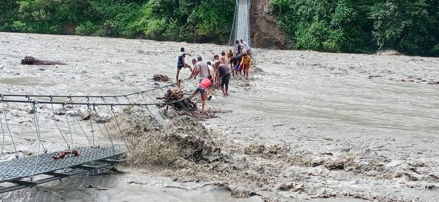 पाँच झोलुङ्गे पुलमा क्षति