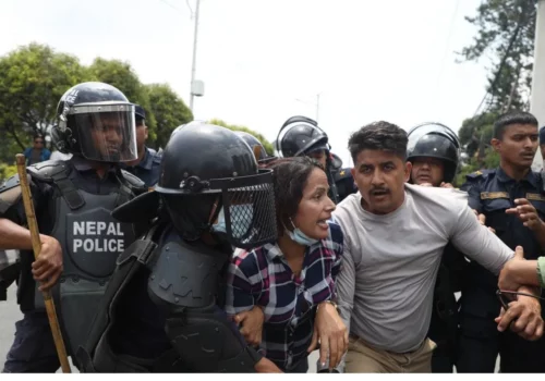 भ्रष्टाचारकोविरुद्धमा प्रदर्शन गर्दै गरेका नेकपानिकट विद्यार्थी संगठनका १२ जना प्रहरी नियन्त्रणमा