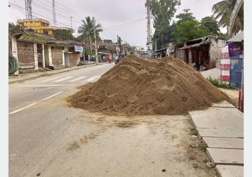 सडकमा निर्माण सामाग्री राखेको भन्दै महानगरले तिरायो २५ हजार रुपैयाँ जरिवाना