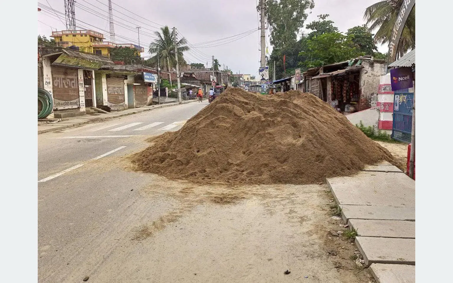 सडकमा निर्माण सामाग्री राखेको भन्दै महानगरले तिरायो २५ हजार रुपैयाँ जरिवाना