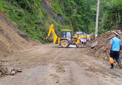 पहिरोले अवरुद्ध नारायणगढ–मुग्लिन सडक एकतर्फी खुल्यो