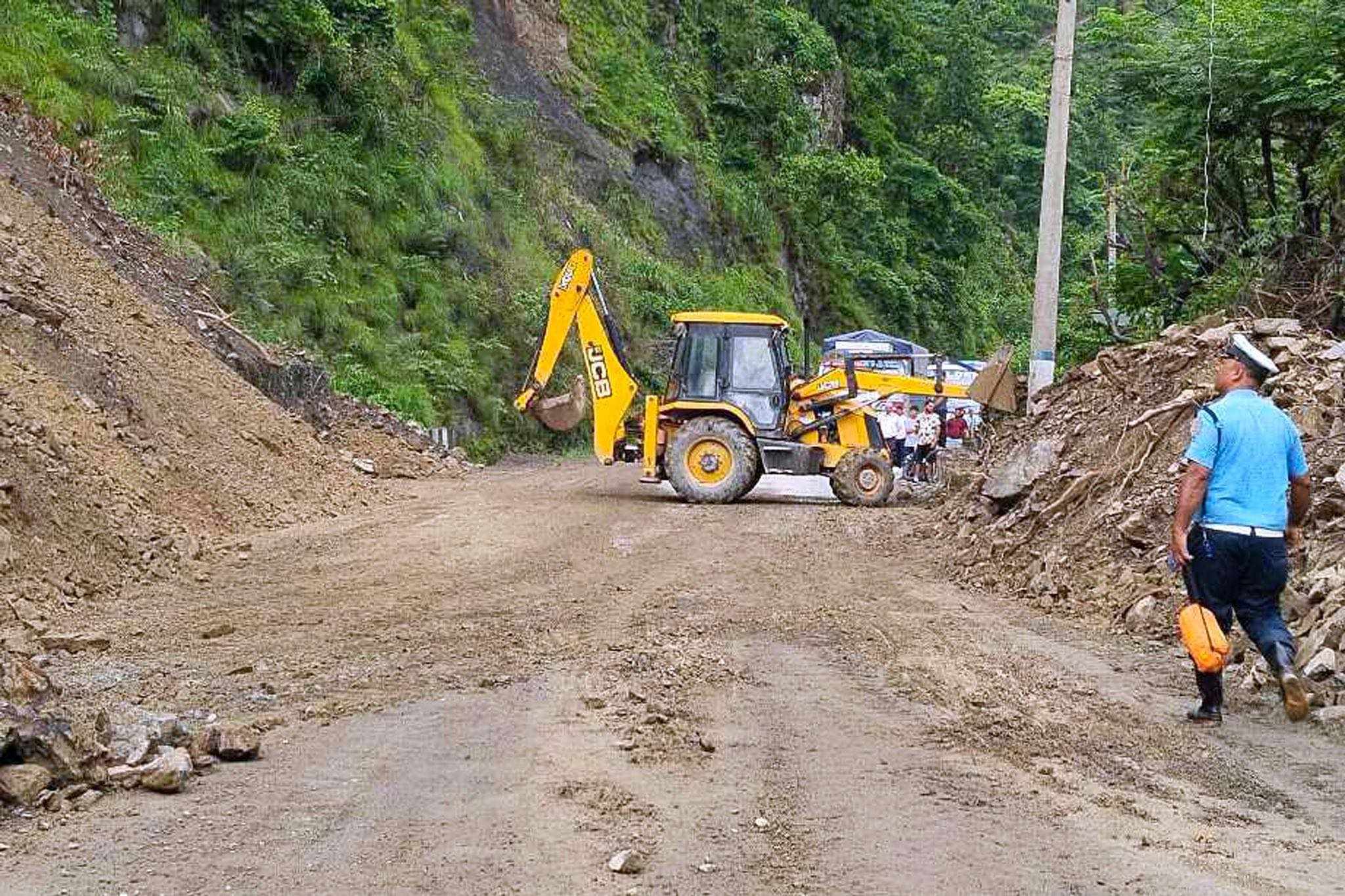 पहिरोले अवरुद्ध नारायणगढ–मुग्लिन सडक एकतर्फी खुल्यो