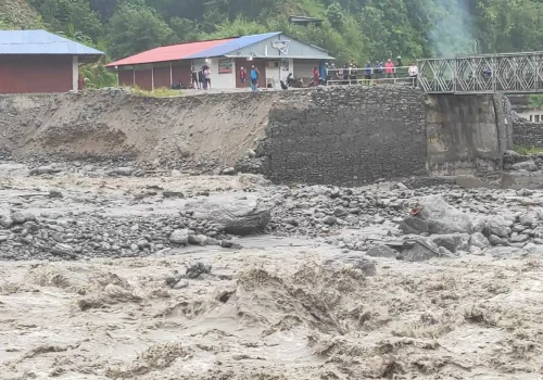 मेलम्चीको मुहान जाने बाटो बाढीले बगायो