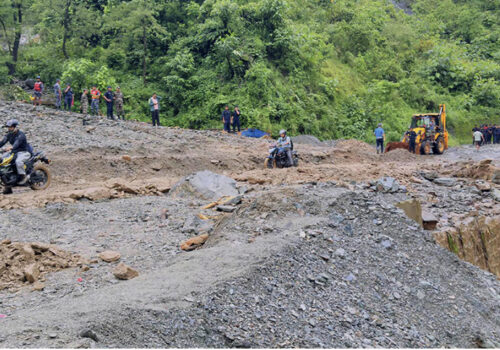 सिमलताल पहिरो : अहिले सम्म १५ जनाको शव फेला, ५० यात्रु अझै बेपत्ता