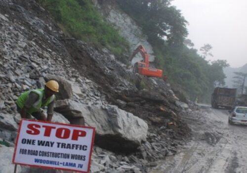 पहिरोले काठमाडौं–हेटौडा जोड्ने कान्ति लोकपथ अवरुद्ध