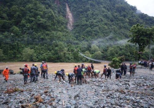 सिमलताल बस वेपत्ता अध्ययन कार्यदलले गृहमन्त्री लेखकलाई प्रतिवेदन बुझाउँदै