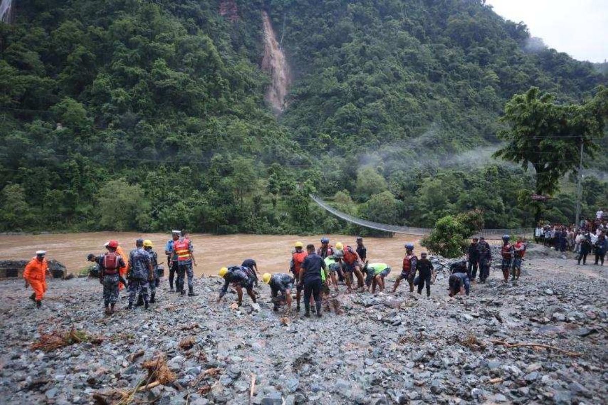 सिमलताल बस वेपत्ता अध्ययन कार्यदलले गृहमन्त्री लेखकलाई प्रतिवेदन बुझाउँदै